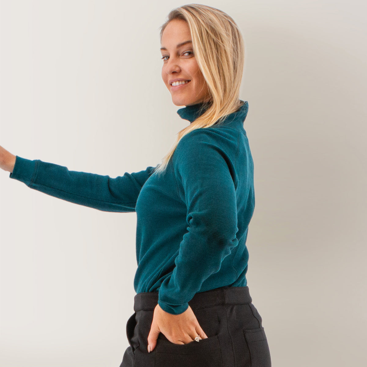 AVENTURA Tiffi Cowl Neck